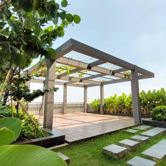 Urban Oasis Apartemen